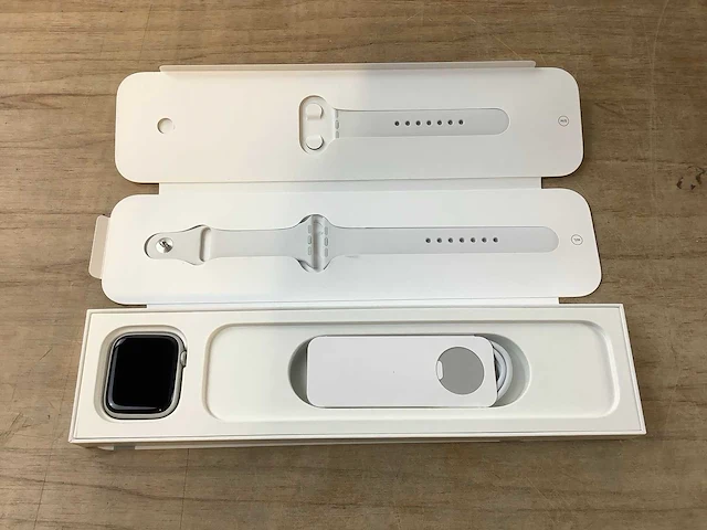 Apple - series 8 - smartwatch gps silver aluminium - afbeelding 4 van  7