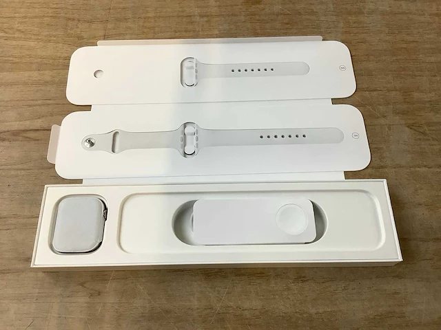 Apple - series 8 - smartwatch gps+ silver stainless steel - afbeelding 4 van  7