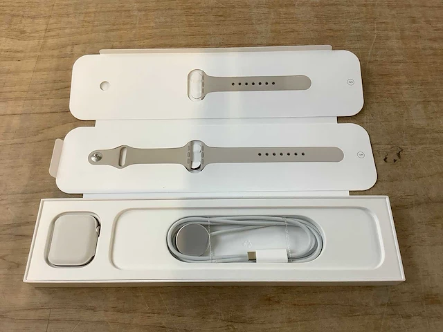 Apple - series 8 - smartwatch gps starlight aluminium - afbeelding 4 van  7