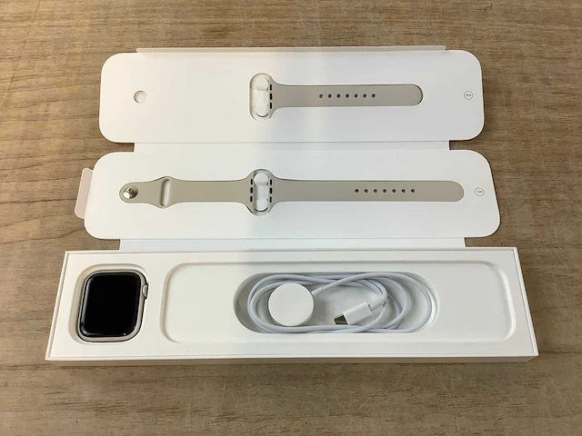 Apple - series 8 - smartwatch gps starlight aluminium - afbeelding 4 van  7