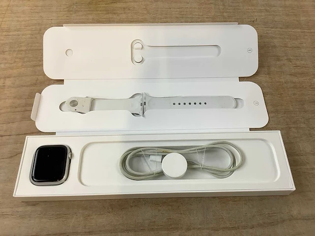 Apple - series 8 - smartwatch gps starlight aluminium - afbeelding 4 van  6