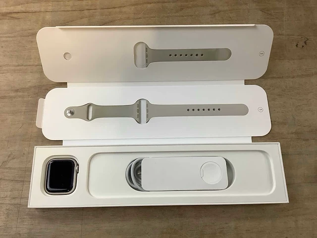 Apple - series 8 - smartwatch gps starlight aluminium - afbeelding 4 van  7