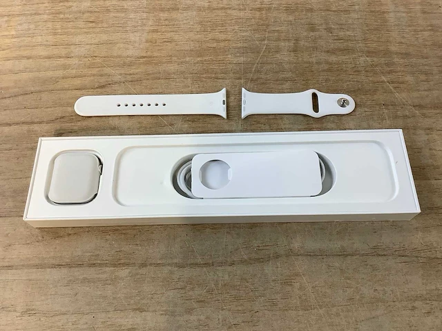 Apple - series 8 - smartwatch gps zilver aluminium - afbeelding 3 van  5