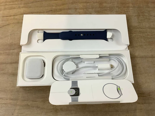 Apple - series 9 - smartwatch gps silver aluminium - afbeelding 4 van  7