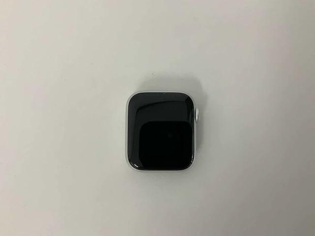 Apple - watch 6 gps 40mm aluminium silver with white sport band mg283nf/a - afbeelding 1 van  2