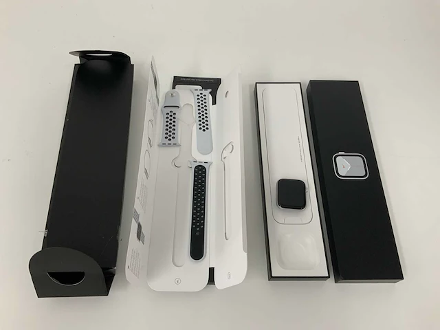 Apple - watch series 6 40mm silver aluminum case gps + platinum/black nike sportband fmi - afbeelding 1 van  2