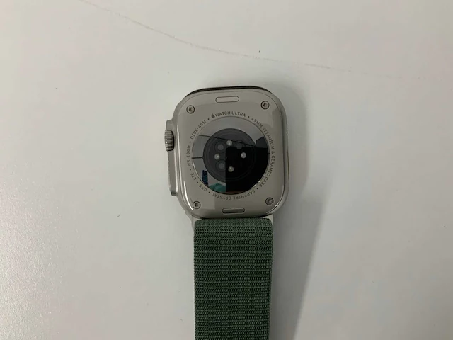Apple - watch ultra 49mm gps+cellular natural titanium with green wristband - afbeelding 3 van  5
