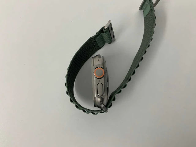 Apple - watch ultra 49mm gps+cellular natural titanium with green wristband - afbeelding 4 van  5