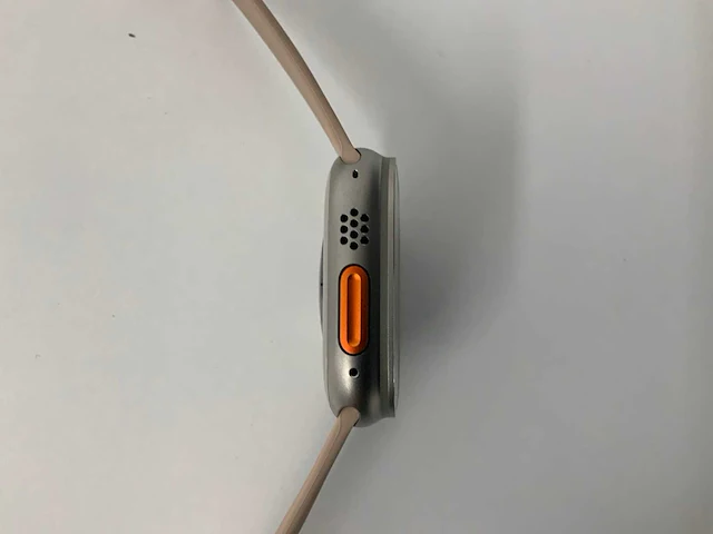 Apple - watch ultra 49mm gps+cellular natural titanium with walnut wristband - afbeelding 3 van  5