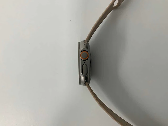 Apple - watch ultra 49mm gps+cellular natural titanium with walnut wristband - afbeelding 4 van  5