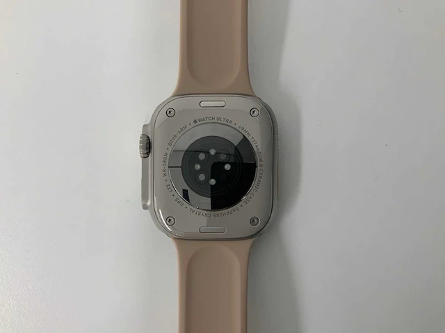 Apple - watch ultra 49mm gps+cellular natural titanium with walnut wristband - afbeelding 5 van  5