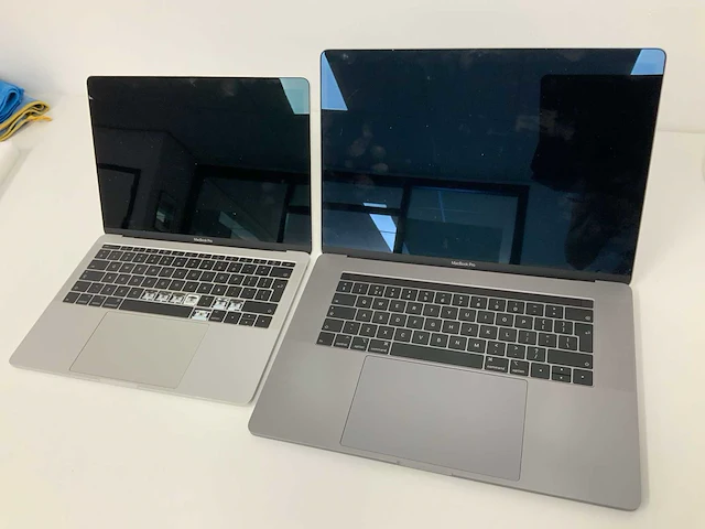 Apple 13-inch macbook pro a1708 & 15-inch macbook pro a1990 (2x) - afbeelding 1 van  3