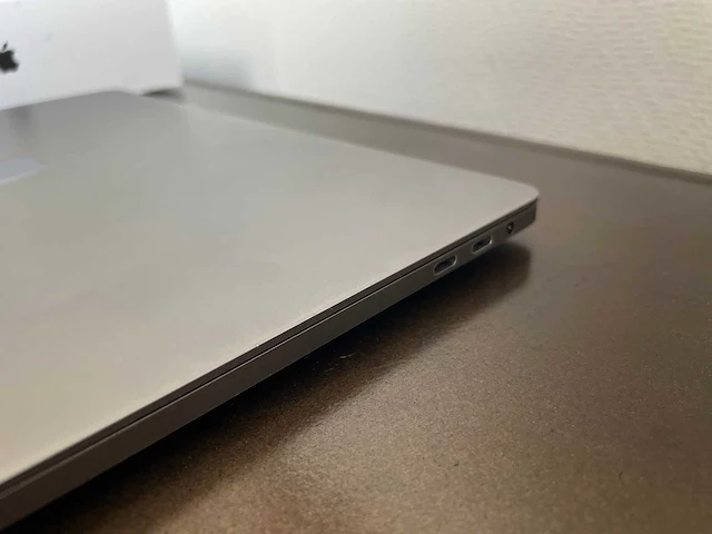 Apple 2018 macbook pro laptop - afbeelding 2 van  14