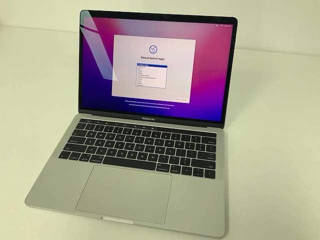 Apple a1706 13-inch macbook pro mnqg2n/a laptop - afbeelding 1 van  4