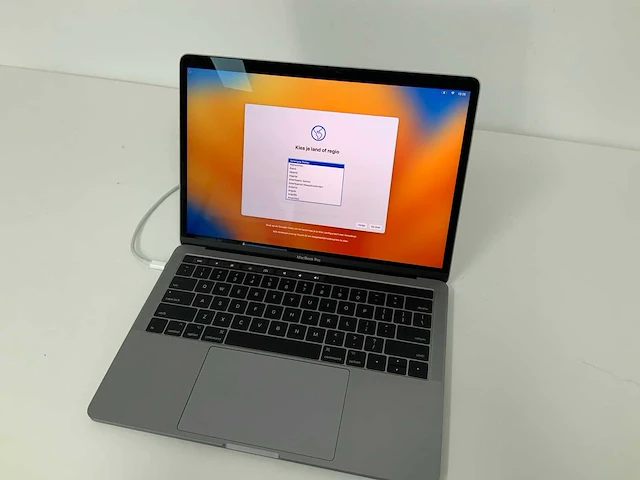 Apple a1706 13-inch macbook pro mpxv2n/a laptop - afbeelding 1 van  3