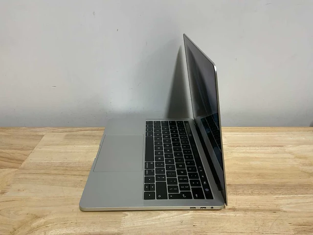 Apple a1706 macbook pro laptop - afbeelding 5 van  7
