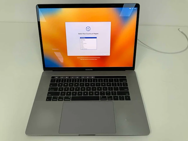 Apple a1707 15-inch macbook pro mptt2n/a laptop - afbeelding 1 van  3