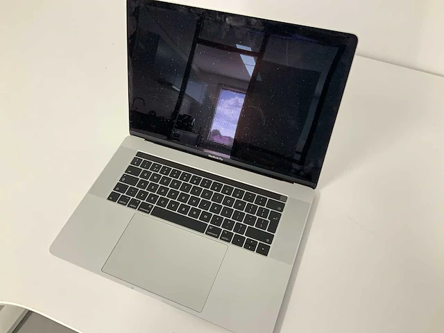 Apple a1707 15-inch macbook pro mptu2n/a laptop - afbeelding 1 van  3