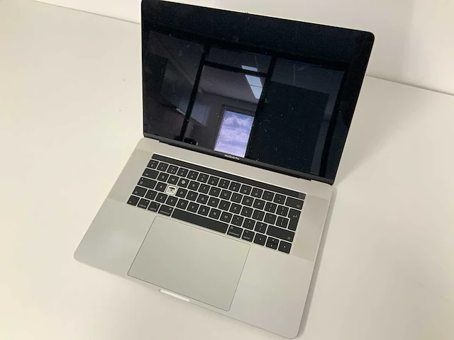 Apple a1707 15-inch macbook pro mptv2n/a laptop - afbeelding 1 van  4