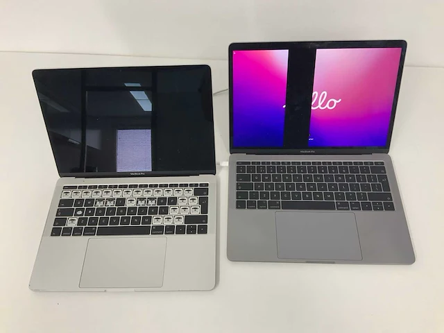 Apple a1708 13-inch macbook pro (2016) space gray & a1708 13-inch macbook pro (2017) silver laptops (2x) - afbeelding 1 van  5