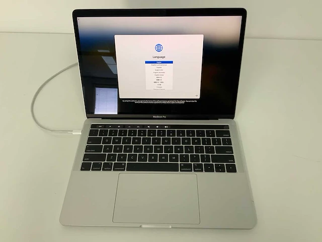 Apple a1989 13-inch macbook pro mr9u2n/a laptop - afbeelding 1 van  2