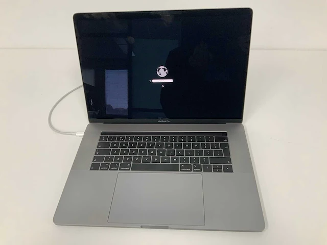 Apple a1990 15-inch macbook pro mr942n/a laptop fmi - afbeelding 1 van  3