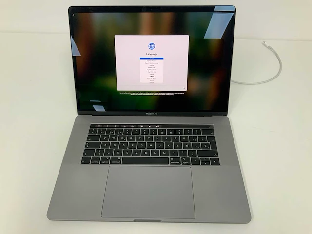 Apple a1990 15-inch macbook pro mv912n/a laptop - afbeelding 1 van  3