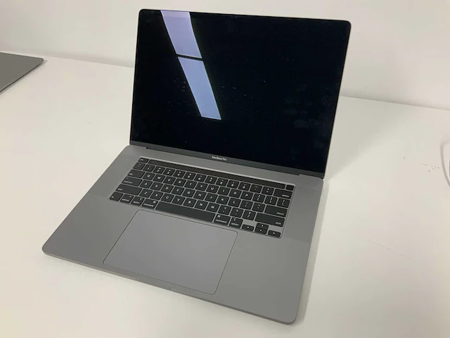 Apple a2141 16-inch macbook pro mvvj2n/a laptop - afbeelding 1 van  3