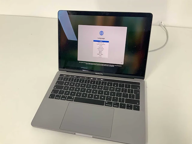 Apple a2159 13-inch macbook pro muhn2n/a laptop - afbeelding 1 van  3