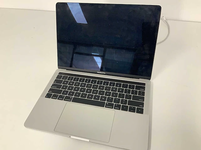 Apple a2159 13-inch macbook pro muhn2n/a laptop - afbeelding 1 van  3