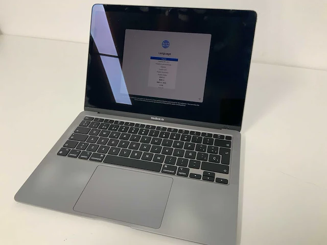 Apple a2337 13-inch macbook air m1 mgn63n/a laptop - afbeelding 1 van  4