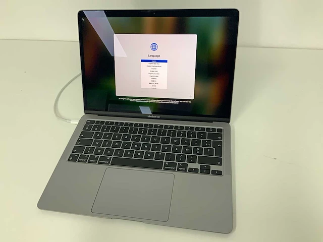 Apple a2337 13-inch macbook air mgn63n/a laptop - afbeelding 1 van  3