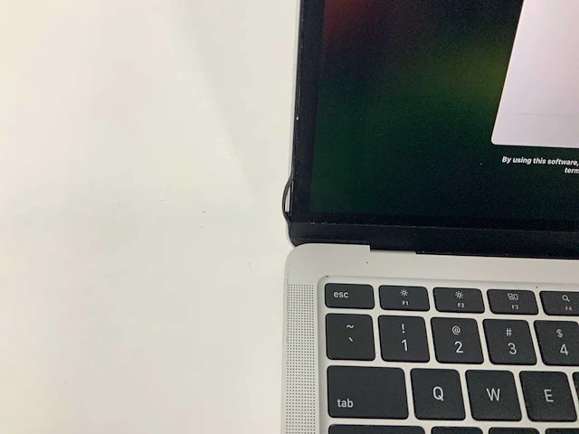 Apple a2337 13-inch macbook air mgn93n/a laptop - afbeelding 2 van  4
