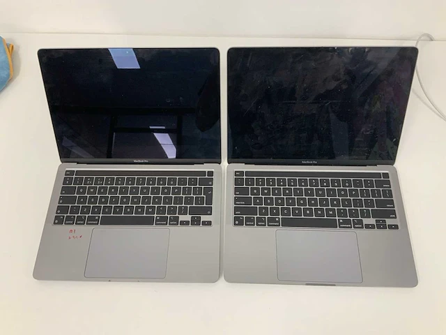 Apple a2338 13-inch macbook pro m1 myd82n/a laptop (2x) - afbeelding 1 van  5