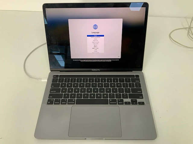 Apple a2338 13-inch macbook pro myd82ll/a laptop - afbeelding 1 van  3
