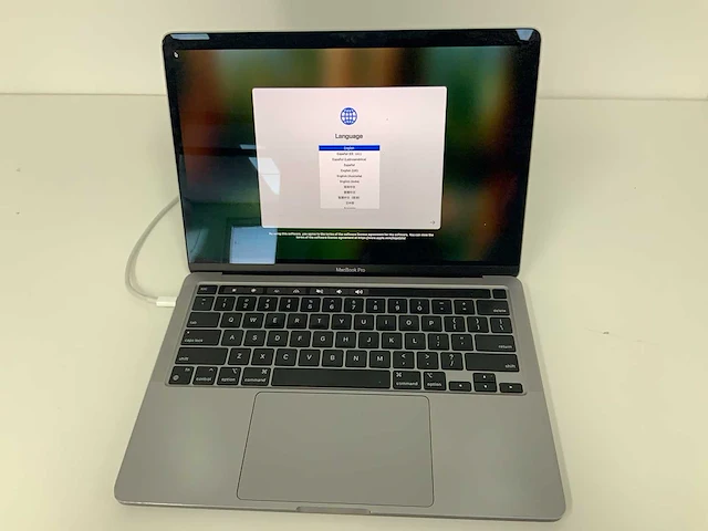 Apple a2338 13-inch macbook pro myd82n/a laptop - afbeelding 1 van  3