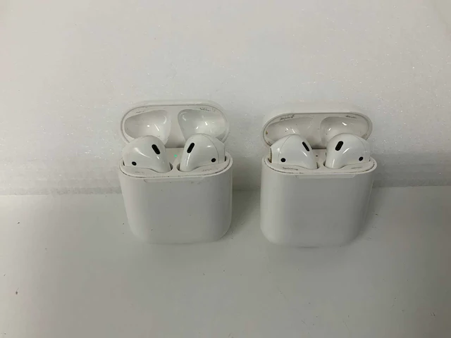 Apple airpods 2, with charging case - mv7n2zm/a (2x) - afbeelding 1 van  1