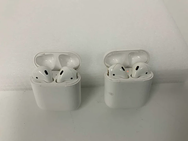 Apple airpods 2, with charging case - mv7n2zm/a (2x) - afbeelding 1 van  1