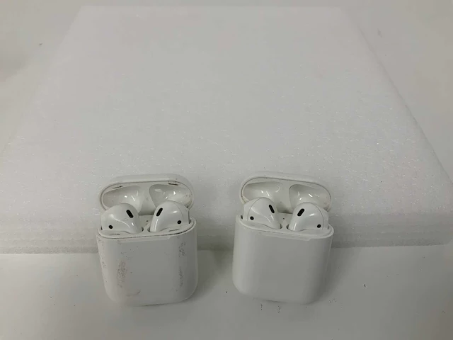 Apple airpods 2, with charging case - mv7n2zm/a (2x) - afbeelding 1 van  1