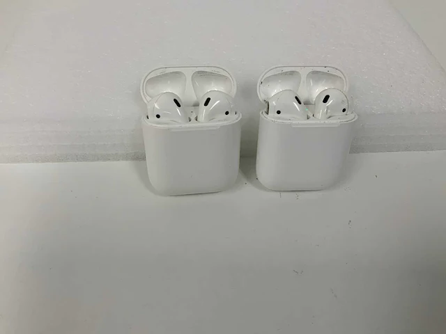 Apple airpods 2, with charging case - mv7n2zm/a (2x) - afbeelding 1 van  1