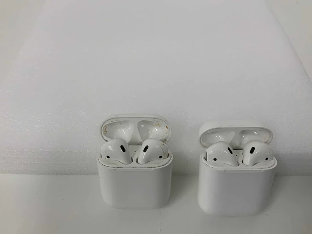 Apple airpods 2, with charging case - mv7n2zm/a (2x) - afbeelding 1 van  1