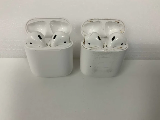 Apple airpods 2, with charging case - mv7n2zm/a (2x) - afbeelding 1 van  1
