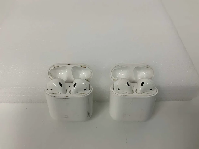 Apple airpods 2, with charging case - mv7n2zm/a (2x) - afbeelding 1 van  1