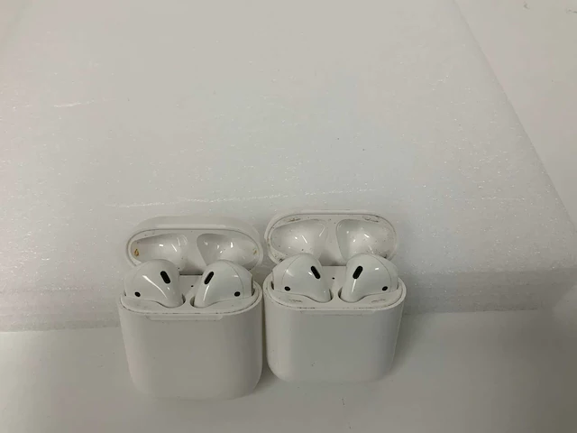 Apple airpods 2, with charging case - mv7n2zm/a (2x) - afbeelding 1 van  1