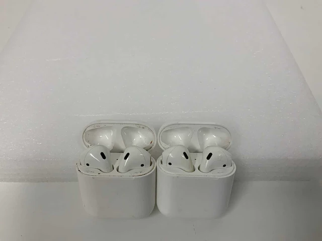 Apple airpods 2, with charging case - mv7n2zm/a (2x) - afbeelding 1 van  1
