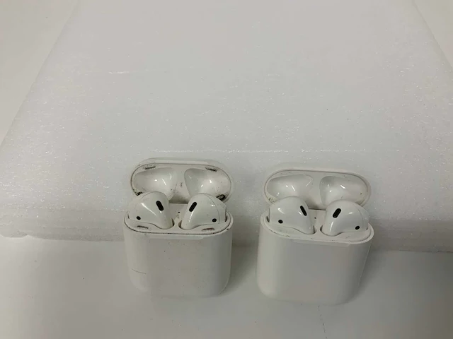 Apple airpods 2, with charging case - mv7n2zm/a (2x) - afbeelding 1 van  1