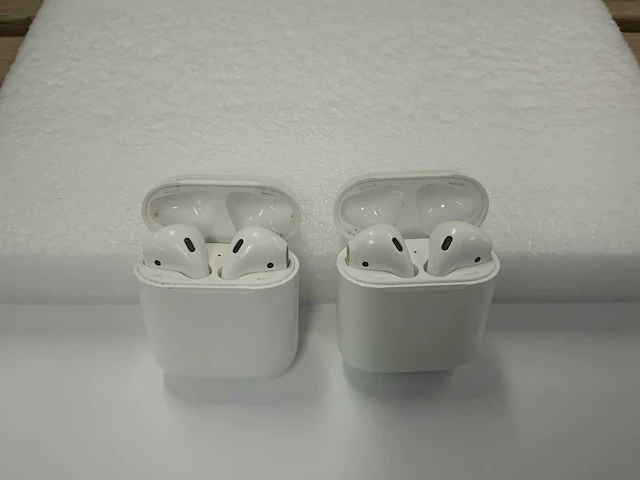 Apple airpods 2, with charging case - mv7n2zm/a (2x) - afbeelding 1 van  1
