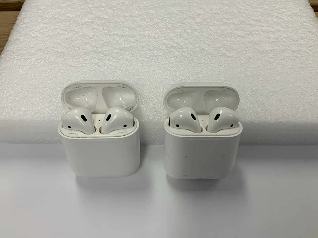Apple airpods 2, with charging case - mv7n2zm/a (2x) - afbeelding 1 van  1