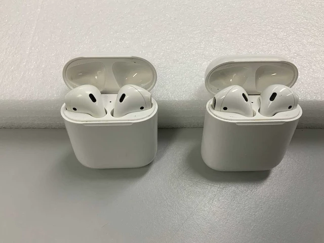 Apple airpods 2, with charging case - mv7n2zm/a (2x) - afbeelding 1 van  1