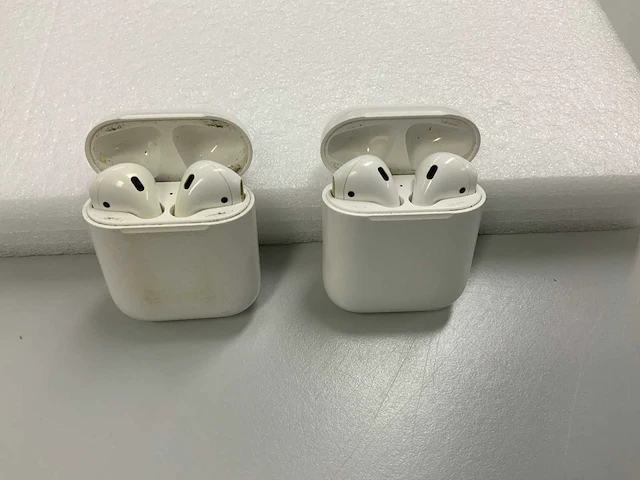 Apple airpods 2, with charging case - mv7n2zm/a (2x) - afbeelding 1 van  1